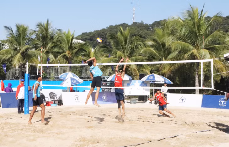 Trận chung kết bóng chuyền bãi biển nam diễn ra kịch tính với nhiều pha bóng hay, đẹp mắt.