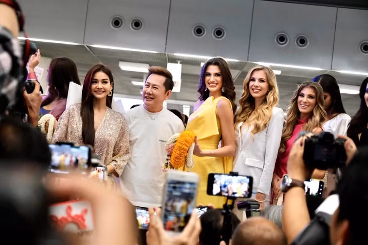Ông Nawat và top 10 Miss Grand International 2022 đến Thái Lan sau chung kết. Ảnh: Miss Grand International.