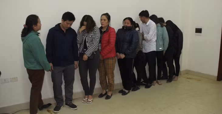 Đinh Thị Chung (áo đỏ) cùng các đối tượng trong đường dây đánh bạc tại Cơ quan điều tra.