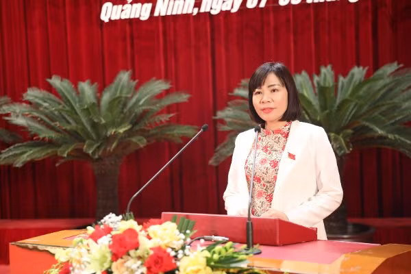 Đồng chí Bùi Thị Hương, Trưởng Ban Kinh tế - Ngân sách, HĐND tỉnh báo cáo thẩm tra các nội dung thuộc lĩnh vực kinh tế, ngân sách.
