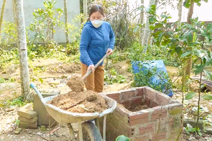 Bà Vũ Thị Thơm thực hiện mô hình ủ rác hữu cơ thành phân vi sinh.