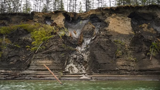 Lớp băng vĩnh cửu tan chảy thành sông Kolyma bên ngoài Zyryanka, Nga ở Siberia vào ngày 4/7/2019 (Ảnh: Getty).