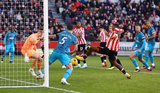 Tình huống Toney đệm bóng ghi bàn thứ hai cho Brentford. Ảnh: Reuters