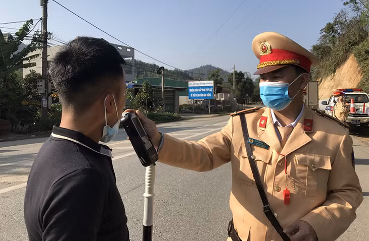 Lực lượng CSGT kiểm tra nồng độ cồn của lái xe.