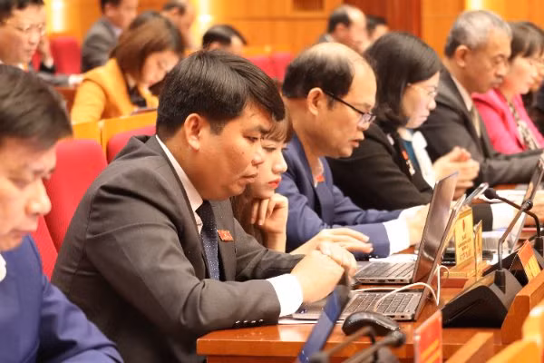 Các đại biểu tập trung nghe các báo cáo thẩm tra.