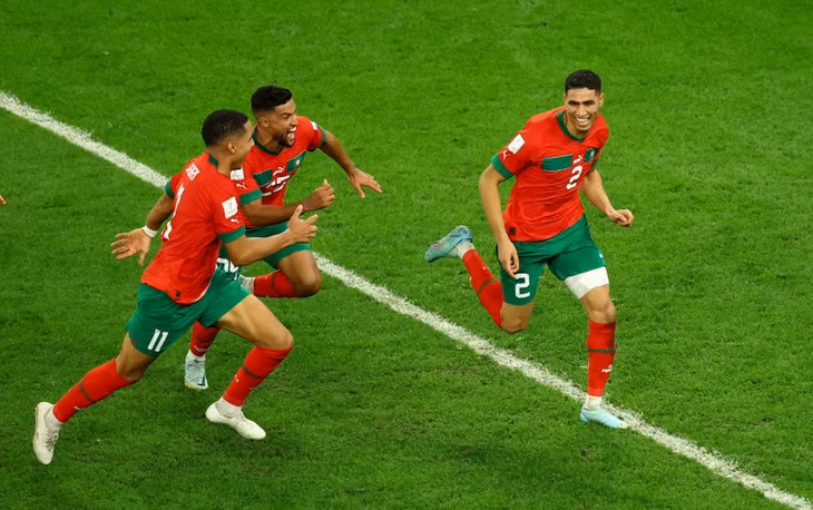 Achraf Hakimi ăn mừng sau khi sút quả luân lưu quyết định đưa đội nhà vào tứ kết World Cup 2022. Ảnh: Reuters.
