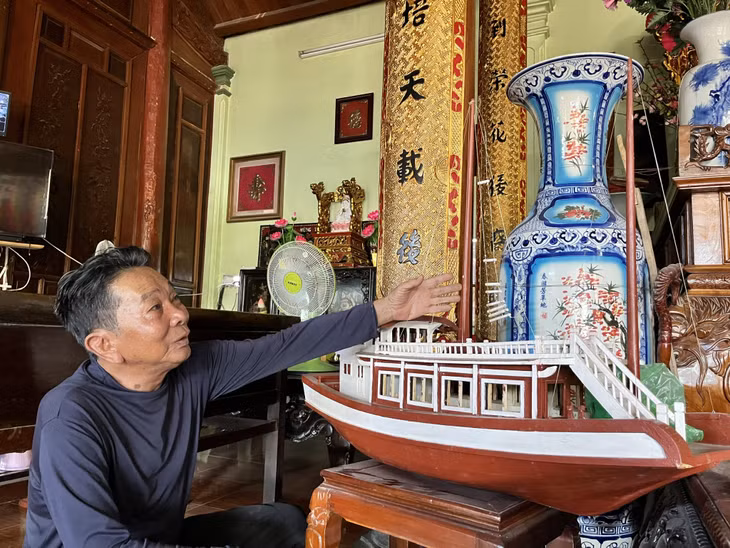 Ông Lê Đức Chắn giới thiệu mô hình tàu thăm vịnh Hạ Long do ông chế tạo.