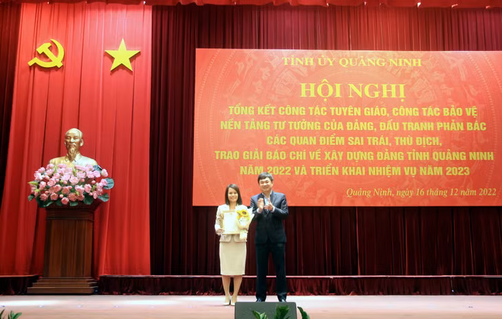 Đồng chí Ngô Hoàng Ngân, Phó Bí thư Thường trực Tỉnh ủy, Trưởng Đoàn ĐBQH tỉnh, trao Giải Đặc biệt Giải báo chí về xây dựng Đảng lần thứ III-năm 2022.
