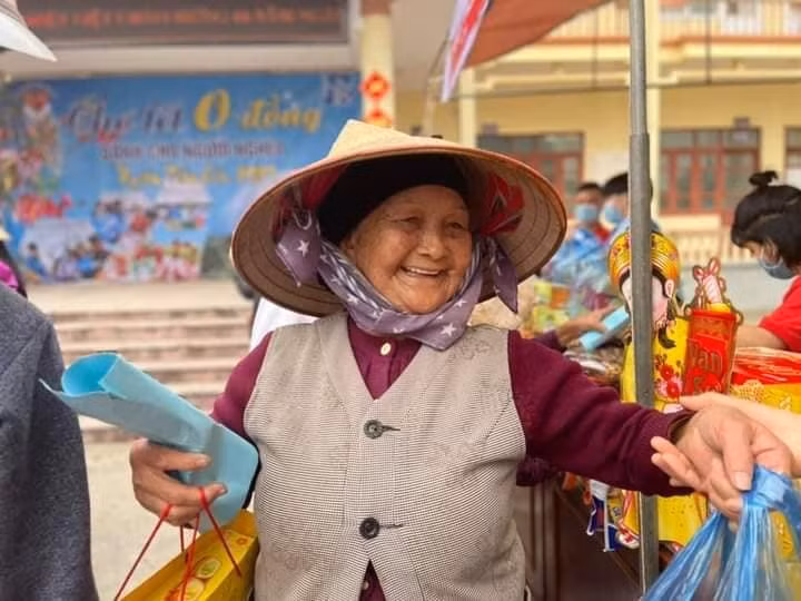 Niềm vui của người nghèo tại "Chợ Tết 0 đồng" Móng Cái năm 2021.
