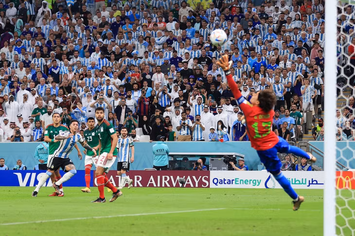 Enzo Fernandez ấn định tỷ số 2-0 trước Mexico ở lượt trận thứ hai bảng C trên sân Lusail ngày 26/11. Ảnh: Offside