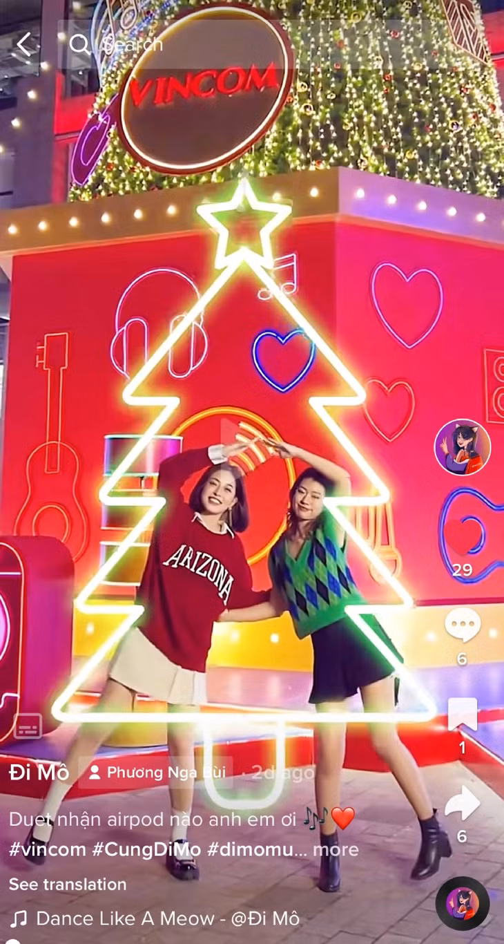 Á hậu Bùi Phương Nga cùng bạn thân nhảy theo trend #DanceLikeAMeow tại cây thông “EDM” cá tính tại Vincom Mega Mall Smart City.