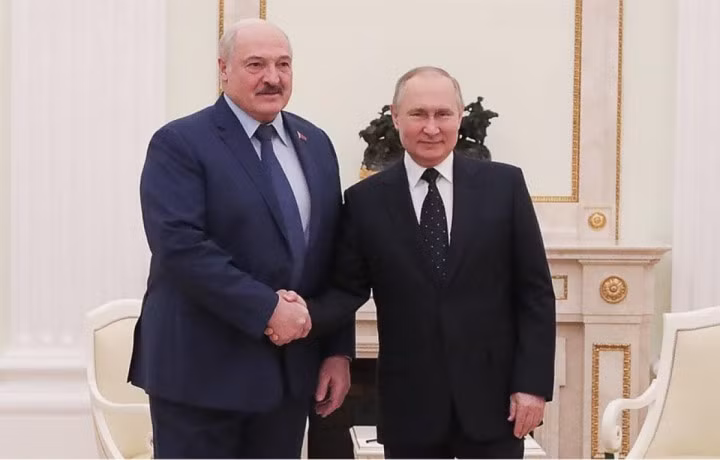 Tổng thống Nga Vladimir Putin (phải) và Tổng thống Belarus Alexander Lukashenko. (Ảnh: TASS)