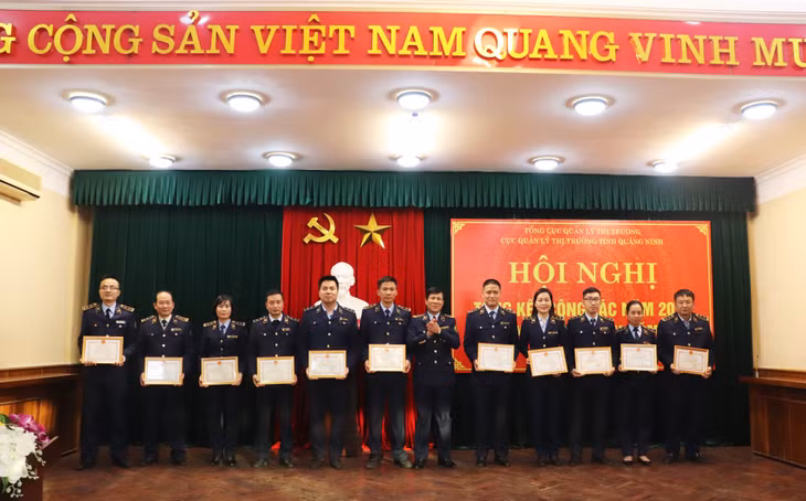 Cục QLTT tỉnh tặng giấy khen cho các cá nhân có thành tích xuất sắc trong công tác QLTT năm 2022.