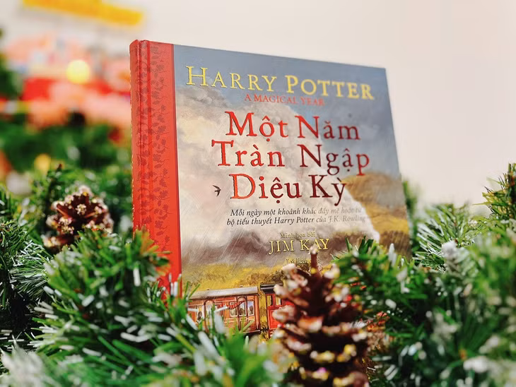 Sách "Một năm tràn ngập diệu kỳ" thuộc thương hiệu Harry Potter. Ảnh: Mai Ly.