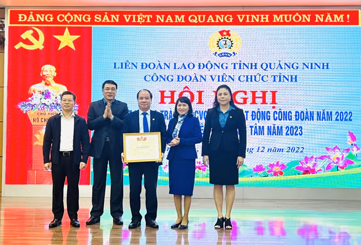 Đồng chí Tô Xuân Thao, Chủ tịch LĐLĐ tỉnh tặng bằng khen cho Công đoàn viên chức tỉnh.