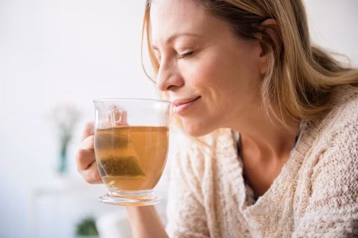 Uống một cốc thảo dược, chanh mật ong ấm trước khi ngủ có thể giúp bạn giảm ho vào ban đêm. (Ảnh: Prevention)