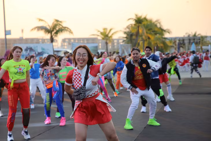 Trước đó, ngay từ chiều 24/12, những vũ công với màn nhảy Zumba ấn tượng, sôi động đã khuấy động không khí của Carnaval.
