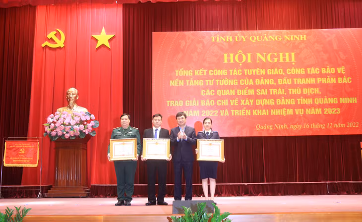 Thừa ủy quyền của Thủ tướng Chính phủ, đồng chí Ngô Hoàng Ngân, Phó Bí thư Thường trực Tỉnh ủy, Trưởng Đoàn ĐBQH tỉnh, trao Bằng khen của Thủ tướng Chính phủ cho 1 tập thể và 2 cá nhân có thành tích tiêu biểu trong học tập và làm theo tư tưởng, đạo đức, phong cách Hồ Chí Minh.