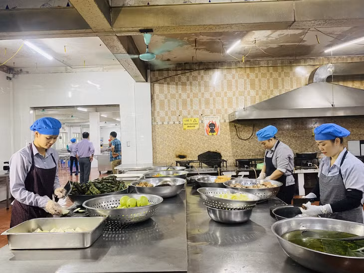 Chị Bùi Thị Hương (bên trái) - vợ thợ lò Nguyễn Văn Huân, làm việc tại Phân xưởng Đời sống, Công ty Than Uông Bí - TKV.