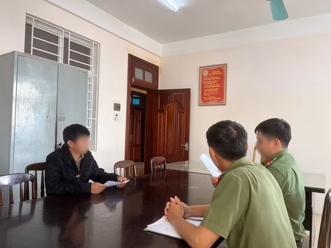 Công an tỉnh Lâm Đồng làm việc với nam thanh niên "bình loạn" (Ảnh: Công an cung cấp).