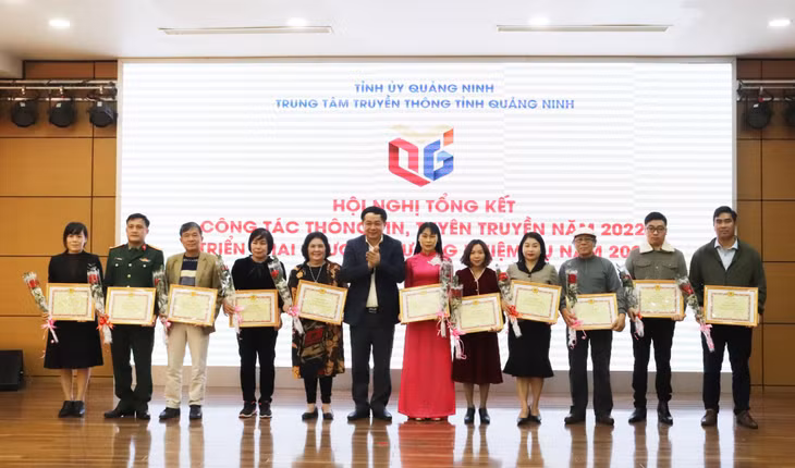 Trung tâm Truyền thông tỉnh tặng giấy khen cho các cộng tác viên, thông tín viên có thành tích xuất sắc trong thông tin, tuyên truyền năm 2022.