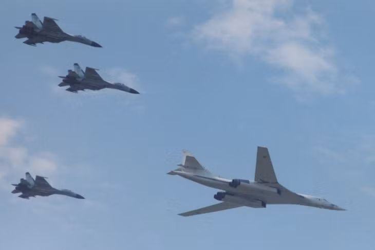 Chuyến bay của Tu-160 Không quân Ukraine cùng với các máy bay chiến đấu Su-27 trong cuộc duyệt binh Ngày Độc lập năm 1997.