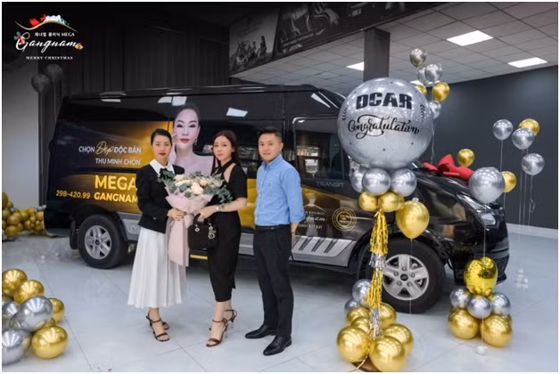 Bà Thu Ella, Phó Giám đốc điều hành của Mega Gangnam nhận xe DCAR Limousine