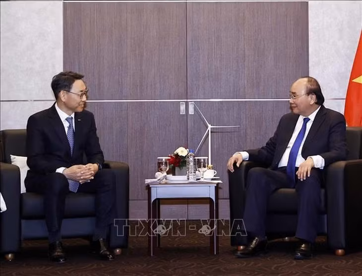 Chủ tịch nước Nguyễn Xuân Phúc tiếp ông Yeonin Jung, Giám đốc điều hành kiêm Chủ tịch Tập đoàn Doosan. (Ảnh: TTXVN)