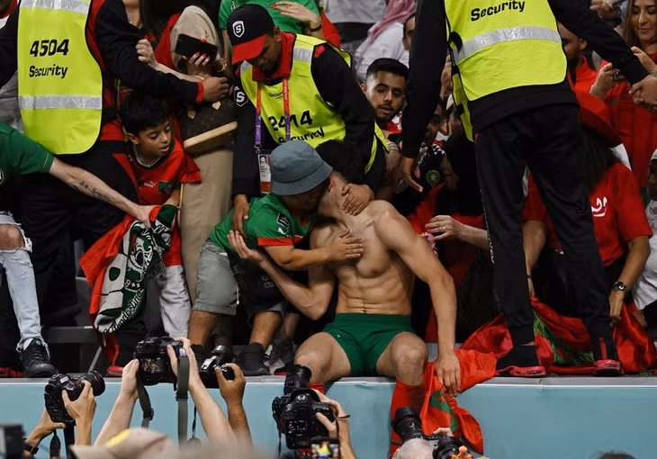 Abde Ezzalzouli, cầu thủ Morocco trưởng thành từ bóng đá Tây Ban Nha, ăn mừng cùng cổ động viên sau trận. Ảnh: Reuters.