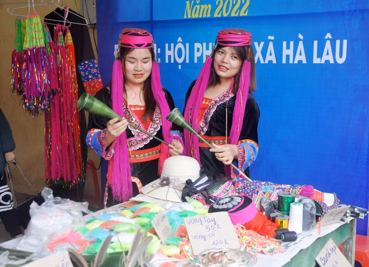 Du khách mặc trang phục truyền thống của người Dao check in tại chợ phiên.