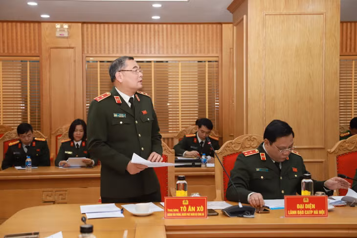 Trung tướng Tô Ân Xô phát biểu và điều hành thảo luận tại họp báo.