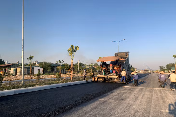 Đơn vị nhà thầu thảm Asphalt tuyến đường trục chính trung tâm khu đô thị Cái Rồng (Vân Đồn).