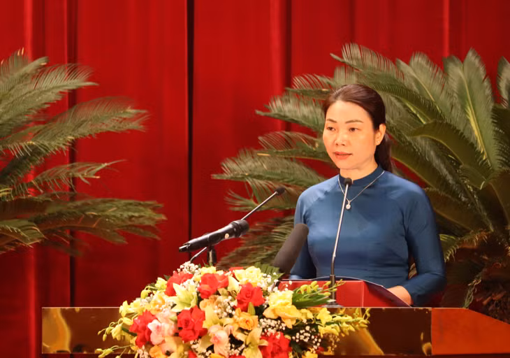 Giám đốc Sở Giáo dục và Đào tạo (GD&amp;ĐT) Nguyễn Thị Thúy trình bày tóm tắt các tờ trình lĩnh vực giáo dục và đào tạo.