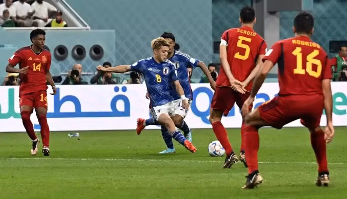 Ritsu Doan (số 8) nã đại bác tung lưới Tây Ban Nha, gỡ hoà 1-1 cho Nhật Bản ở phút 48. Ảnh: Reuters
