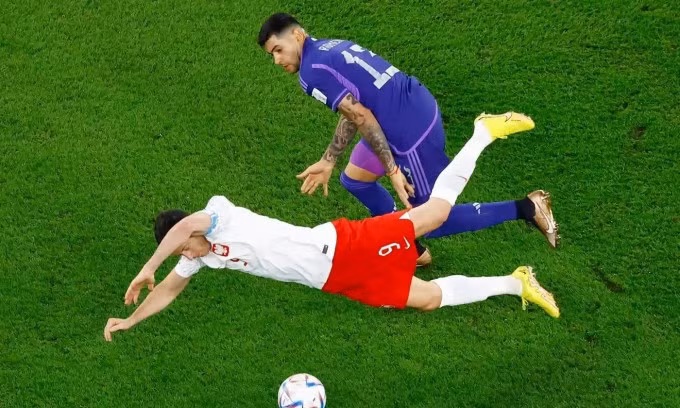 Lewandowski không thể hiện được nhiều khi bị chăm sóc quá kỹ. Ảnh: Reuters.