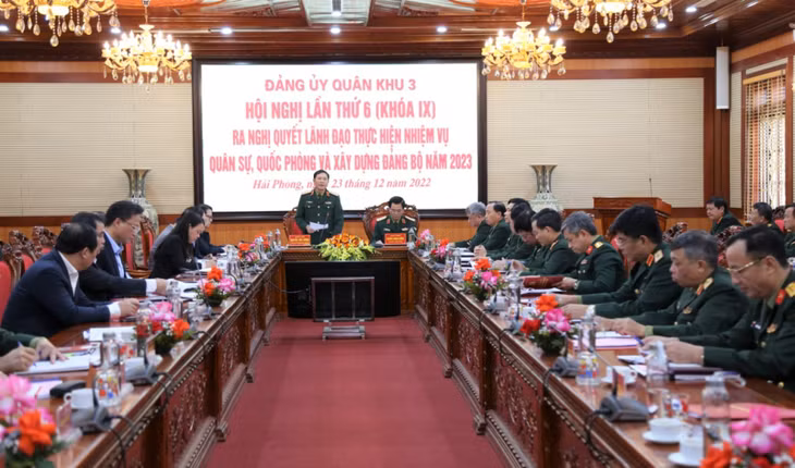Thượng tướng Nguyễn Tân Cương, Ủy viên Ban Chấp hành Trung ương Đảng, Ủy viên Thường vụ Quân ủy Trung ương, Tổng Tham mưu trưởng QĐND Việt Nam, Thứ trưởng Bộ Quốc phòng, phát biểu chỉ đạo hội nghị.