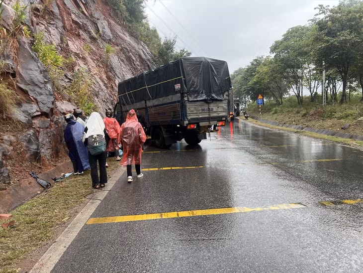 Vụ tai nạn khiến 2 người đi xe máy bị thương. Ảnh: Minh Nguyễn.