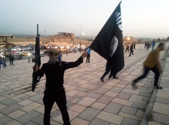 Chiến binh cầm cờ IS tại Mosul, Iraq, hồi tháng 6/2014. Ảnh: Reuters.