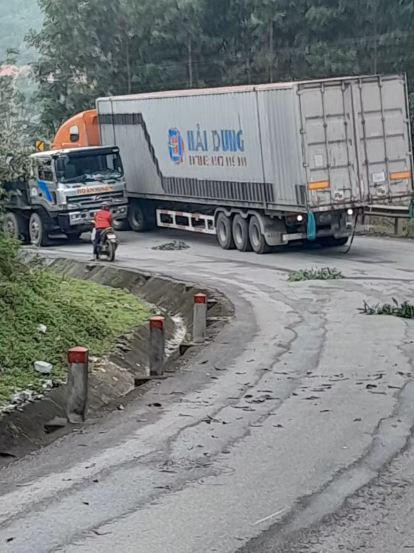 Uỷ ban ATGT yêu cầu siết chặt kiểm soát phương tiện chở quá khổ quá tải qua lại giữa các cửa khẩu.