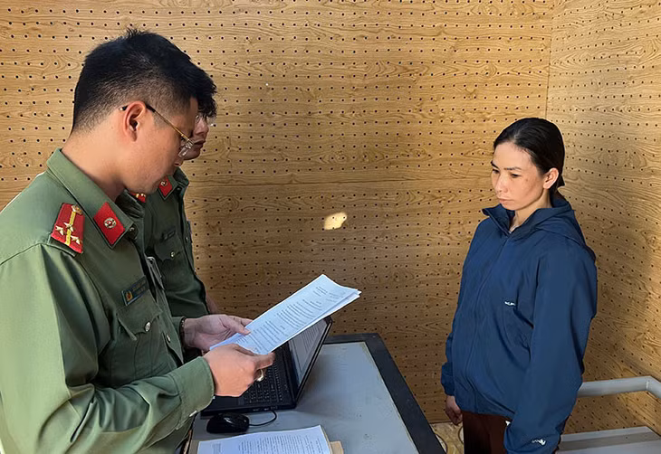 Cơ quan An ninh điều tra Công an tỉnh Sơn La đọc quyết định khởi tố đối với Quàng Thị Chỉnh.