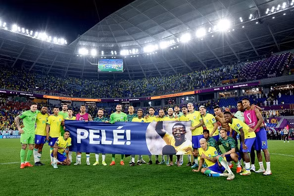 Cầu thủ Brazil ăn mừng chiến thắng cùng Pele. Ảnh: Reuters.