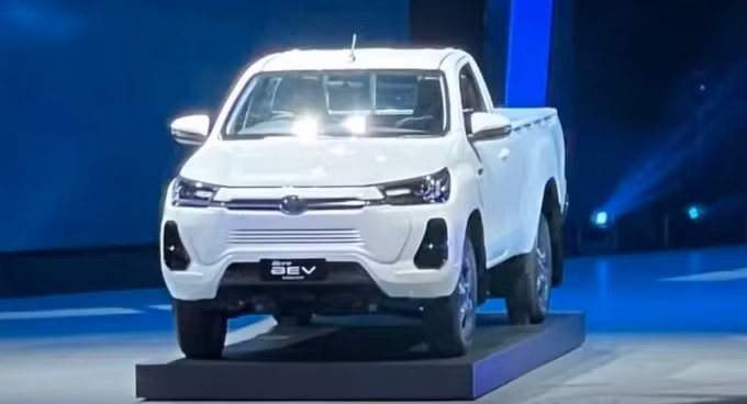 Chiếc Toyota Hilux Revo BEV Concept.