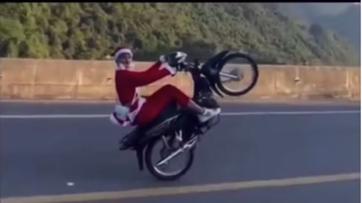 Khởi tố "ông già Noel" bốc đầu xe máy trên cao tốc ảnh 1