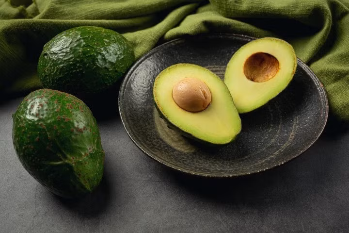 Quả bơ chứa vitamin C, E, A, K cùng axit béo omega-3 và folate.