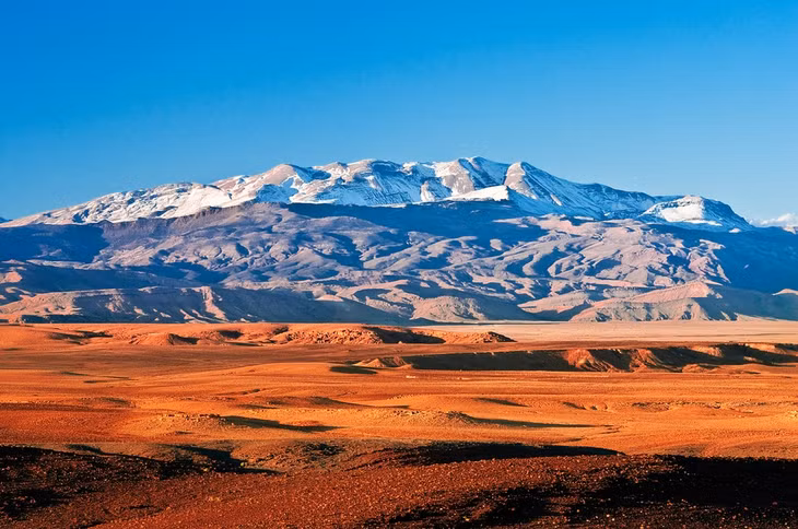Dãy High Atlas: Đây là dãy núi cao nhất Bắc Phi, một thiên đường cho người leo núi từ mùa xuân đến mùa thu. High Atlas chạy ngang Morocco với chiều dài gần 1.000 km, bao quanh phía nam và phía đông của Marrakesh. Những đỉnh núi nhấp nhô ở đây giống như lá chắn thời tiết giữa khí hậu Địa Trung Hải ôn hoà ở phía bắc, và Sahara khắc nghiệt ở phía nam. Ở các đỉnh cao nhất, tuyết rơi từ tháng 9 đến tháng 5, cho phép du khách tham gia các môn thể thao mùa đông ở Oukaimeden, trong khi những dòng sông chảy quanh năm về phía Marrakesh tạo ra một mạng lưới các thung lũng trù phú. Ảnh: Arrivalguides.