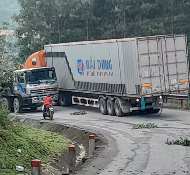 Có tình trạng một số doanh nghiệp vận tải chở thùng hàng hóa được kẹp chì hải quan, giả container nhưng quá khổ giới hạn của phương tiện, lưu thông từ các khu bãi cạnh cửa khẩu. Ảnh: UBATGTQG