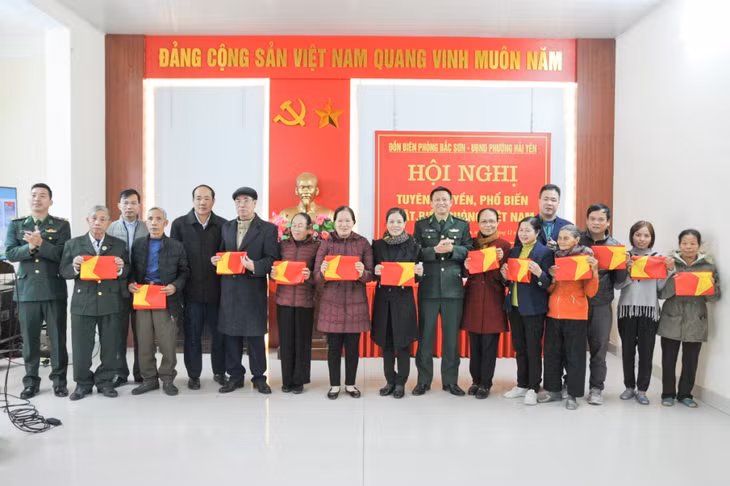 Đồn Biên phòng Bắc Sơn trao tặng cờ Tổ quốc cho người dân phường Hải Yên.