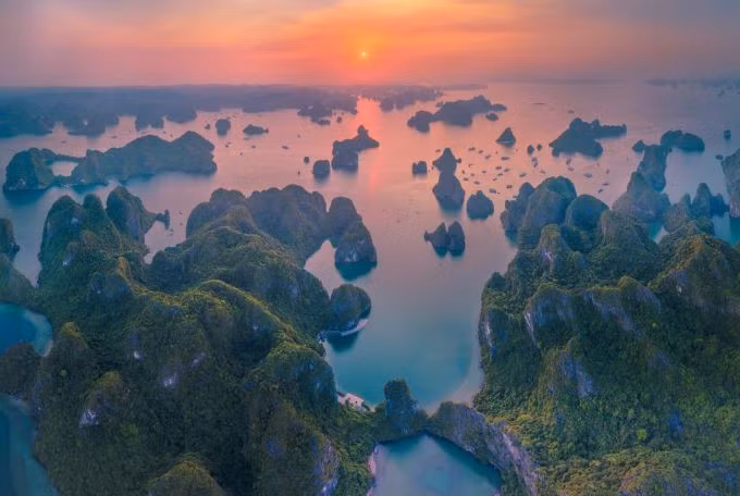 Vịnh Hạ Long lúc hoàng hôn. Ảnh: Phạm Huy Trung