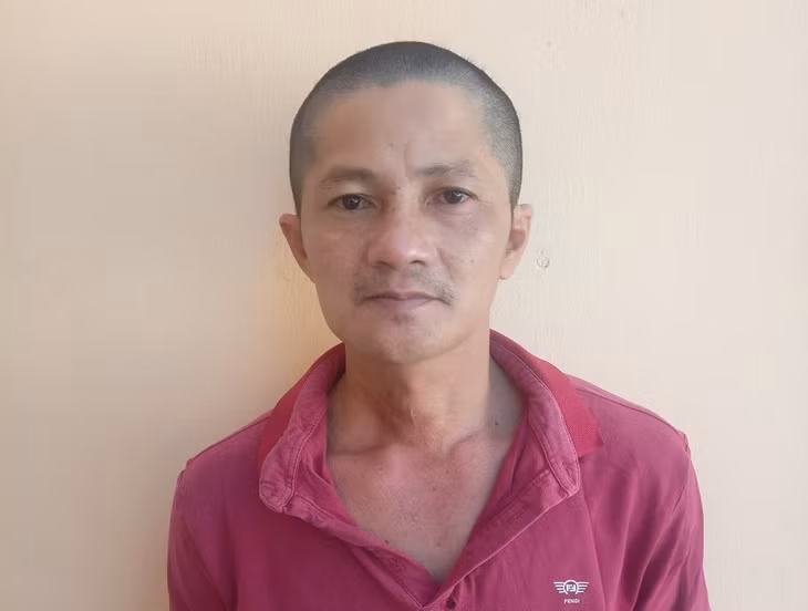 Bị can còn lại nghe tống đạt Cáo trạng. Ảnh: VKS Tuy Phong