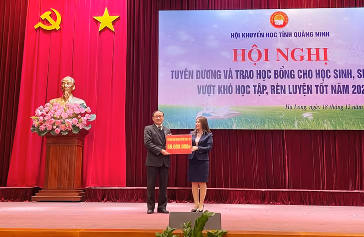 Lãnh đạo Hội Khuyến học tỉnh tiếp nhận tài trợ của doanh nghiệp, nhà hảo tâm cho Quỹ Khuyến học tỉnh.